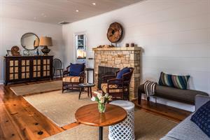 Living Room  41 HDTV  Fireplace is Decorative Only