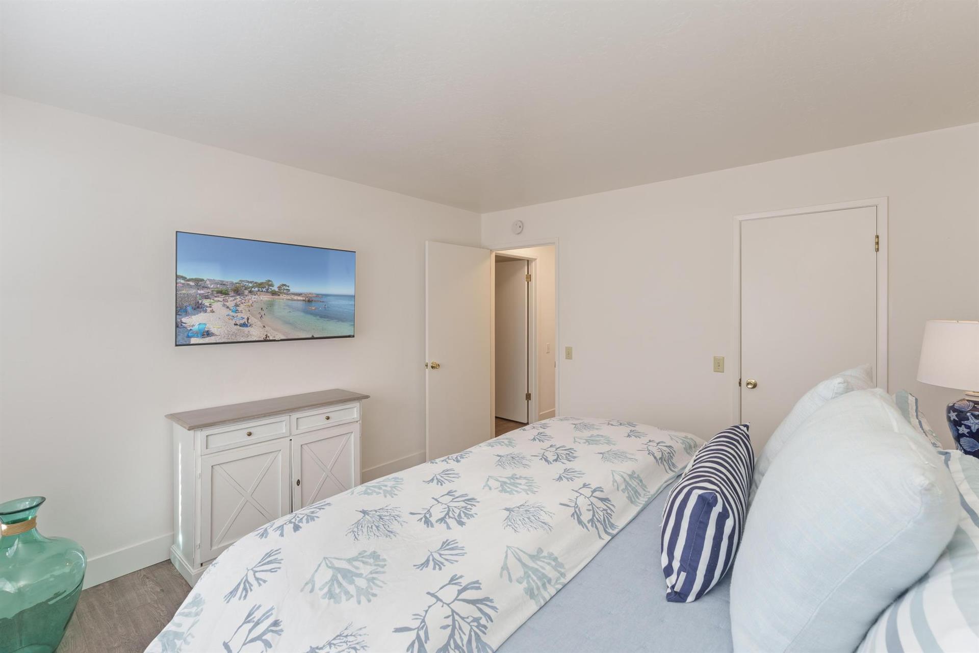 Bedroom 3, King Bed, TV