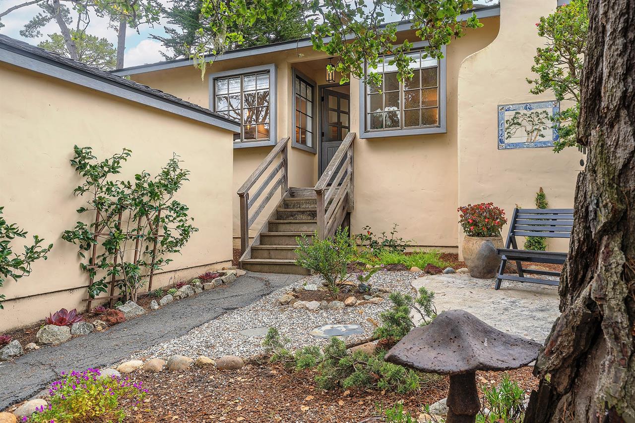 Welcome to Kiwis Cottage 2 Bed, 2 Bath in CarmelbytheSea