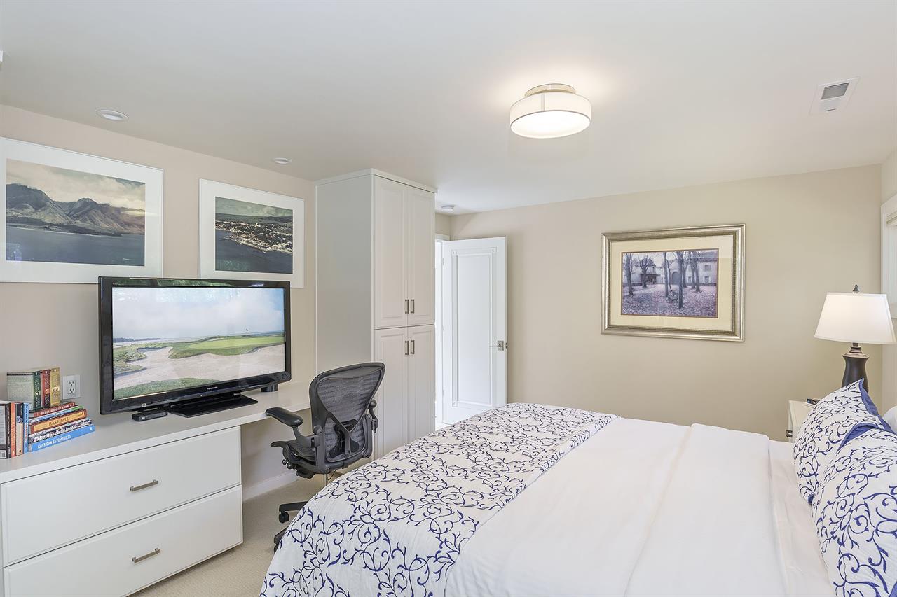 Downstairs Bedroom 2  King Bed, TV