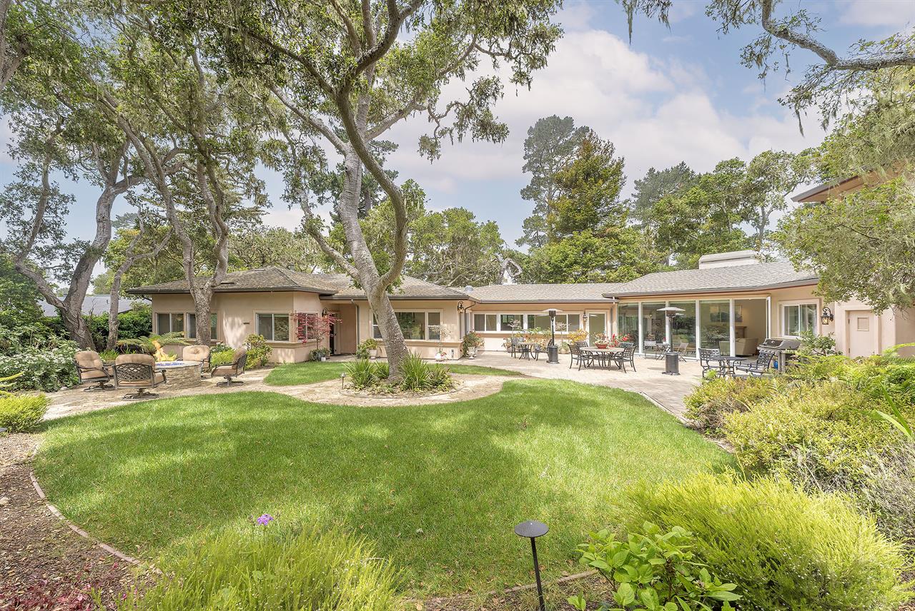 Fenced Back Yard with Large Patio, Fire Pit, Gas BBQ Grill