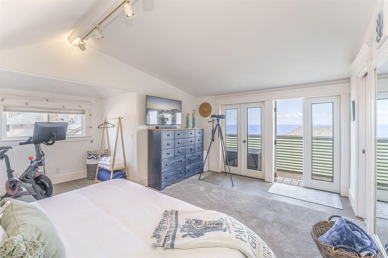 Bedroom 1, King, TV, View, Balcony, En Suite, Upstairs