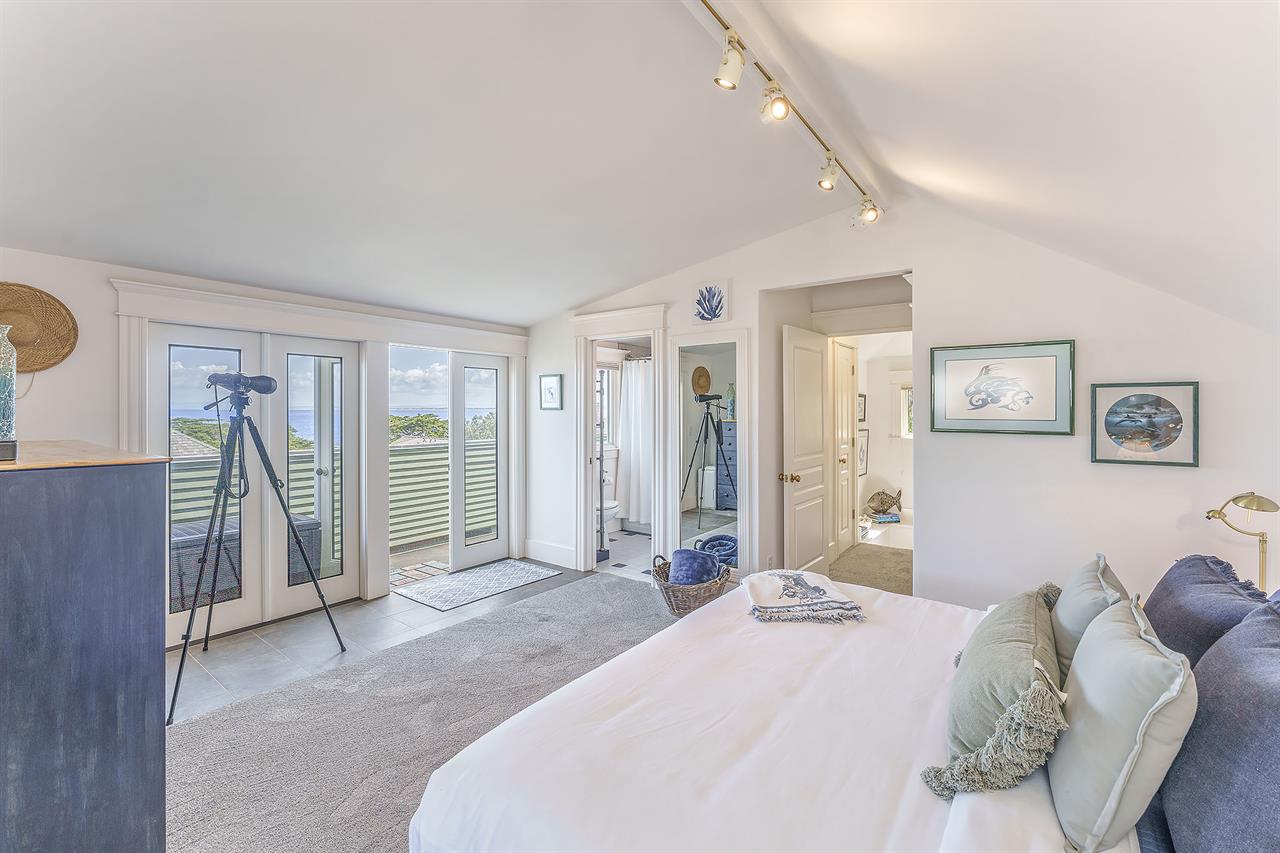 Bedroom 1, King, TV, View, Balcony, En Suite Bathroom