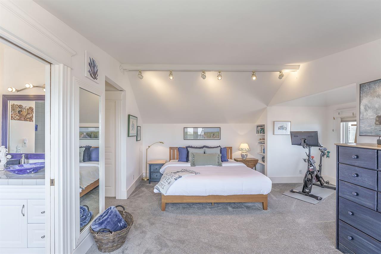 Bedroom 1, King, TV, View, Balcony, En Suite, Upstairs