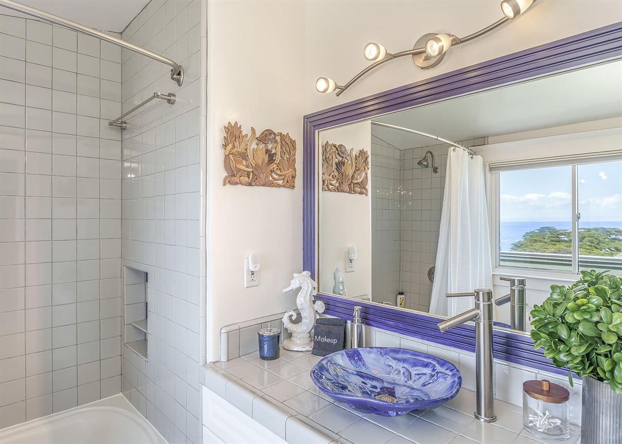 En Suite Bath for Bedroom 1, TubShower, Upstairs