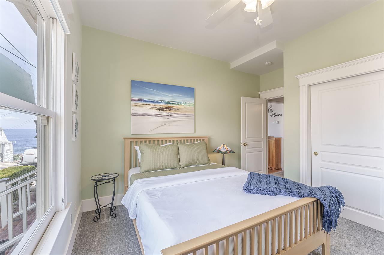 Bedroom 3  Queen Bed, TV