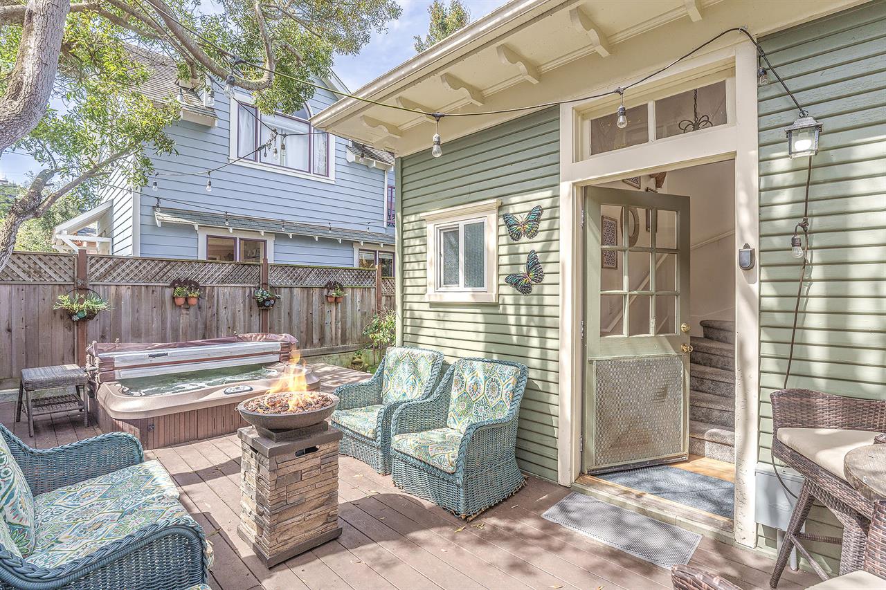 Back Yard  Fire Pit, Charcoal BBQ, Hot Tub and Shower