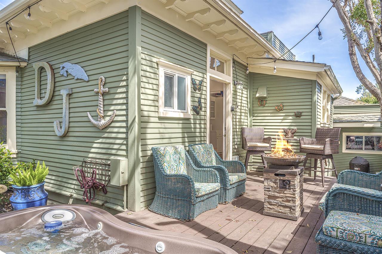 Back Yard  Fire Pit, Charcoal BBQ, Hot Tub and Shower