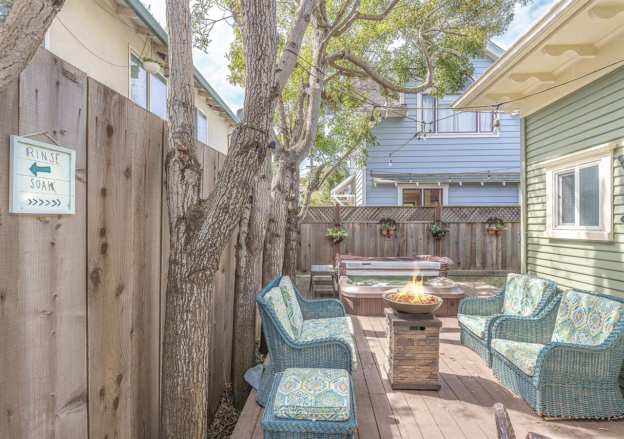 Back Yard  Fire Pit, Charcoal BBQ, Hot Tub and Shower