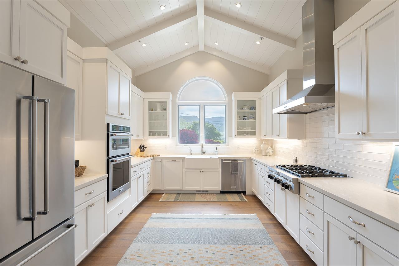 Fully Equipped Gourmet Kitchen