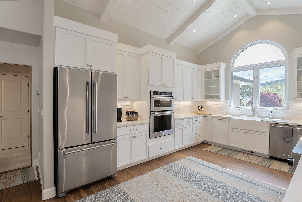 Fully Equipped Gourmet Kitchen