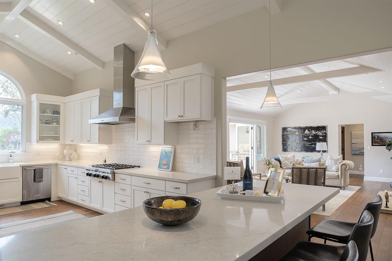 Fully Equipped Gourmet Kitchen