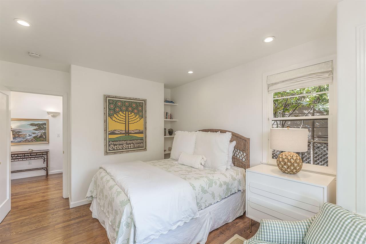 Bedroom 3, Queen Bed, Desk, Seating