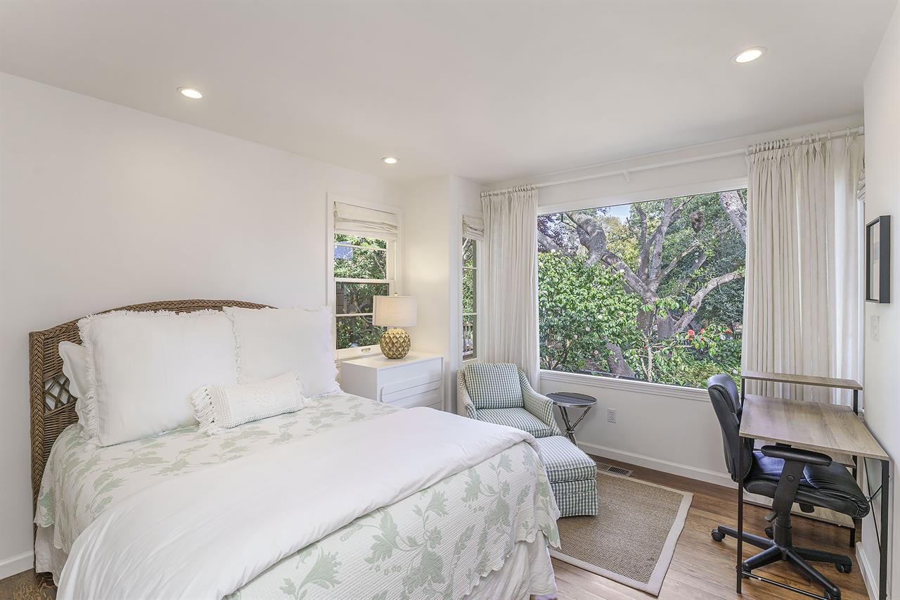 Bedroom 3, Queen Bed, Desk, Seating