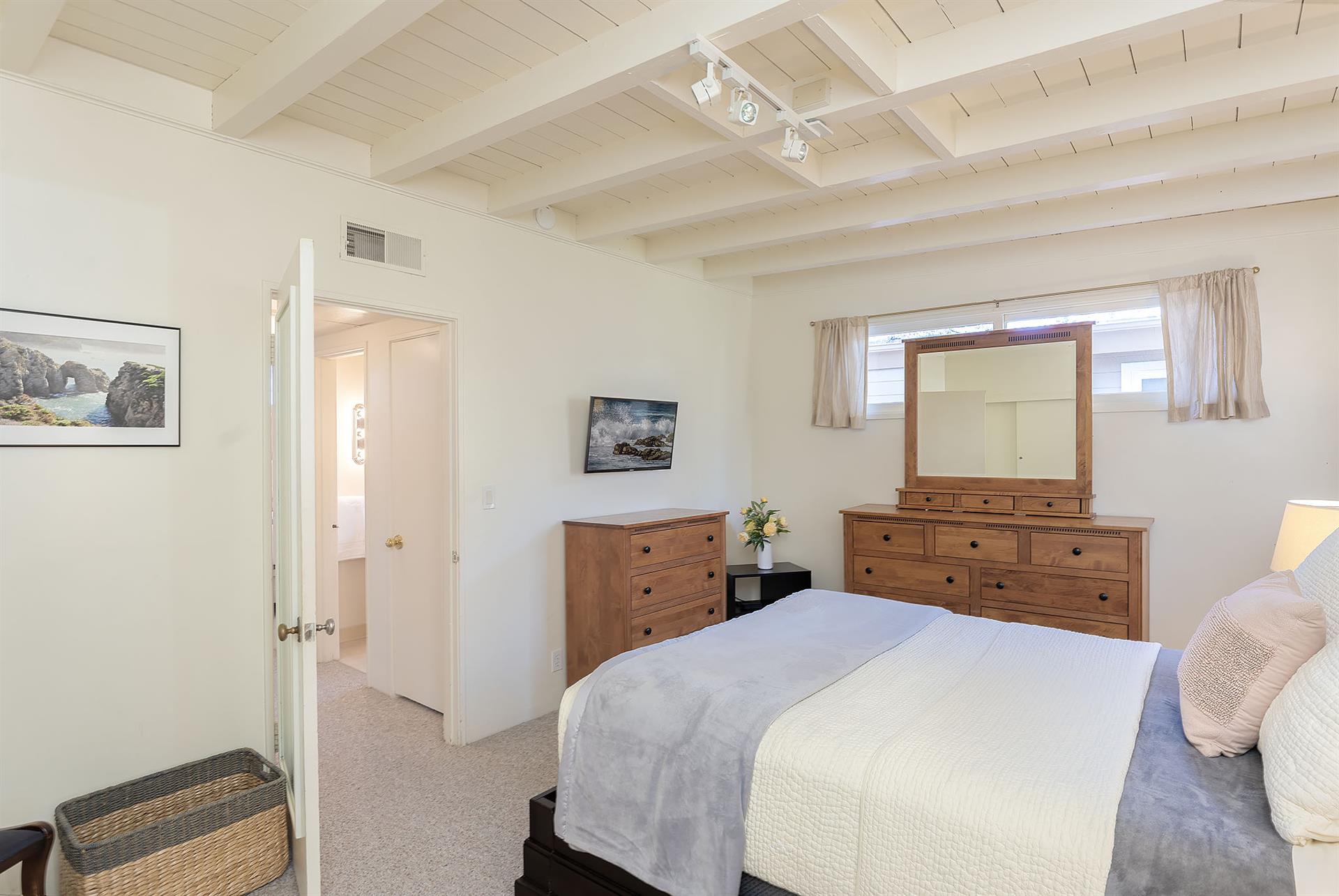 Bedroom 1, Queen Bed, En Suite with Shower