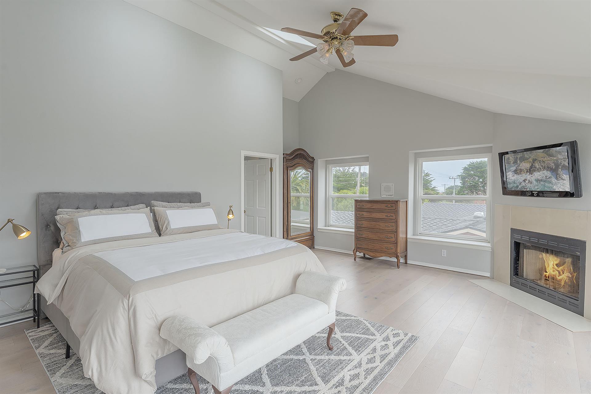 Upstairs, Bedroom 1, King, Fireplace, HDTV, En Suite, Deck
