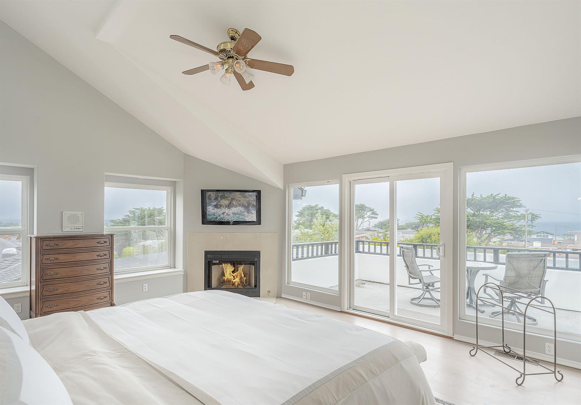 Upstairs, Bedroom 1, King, Fireplace, HDTV, En Suite, Deck