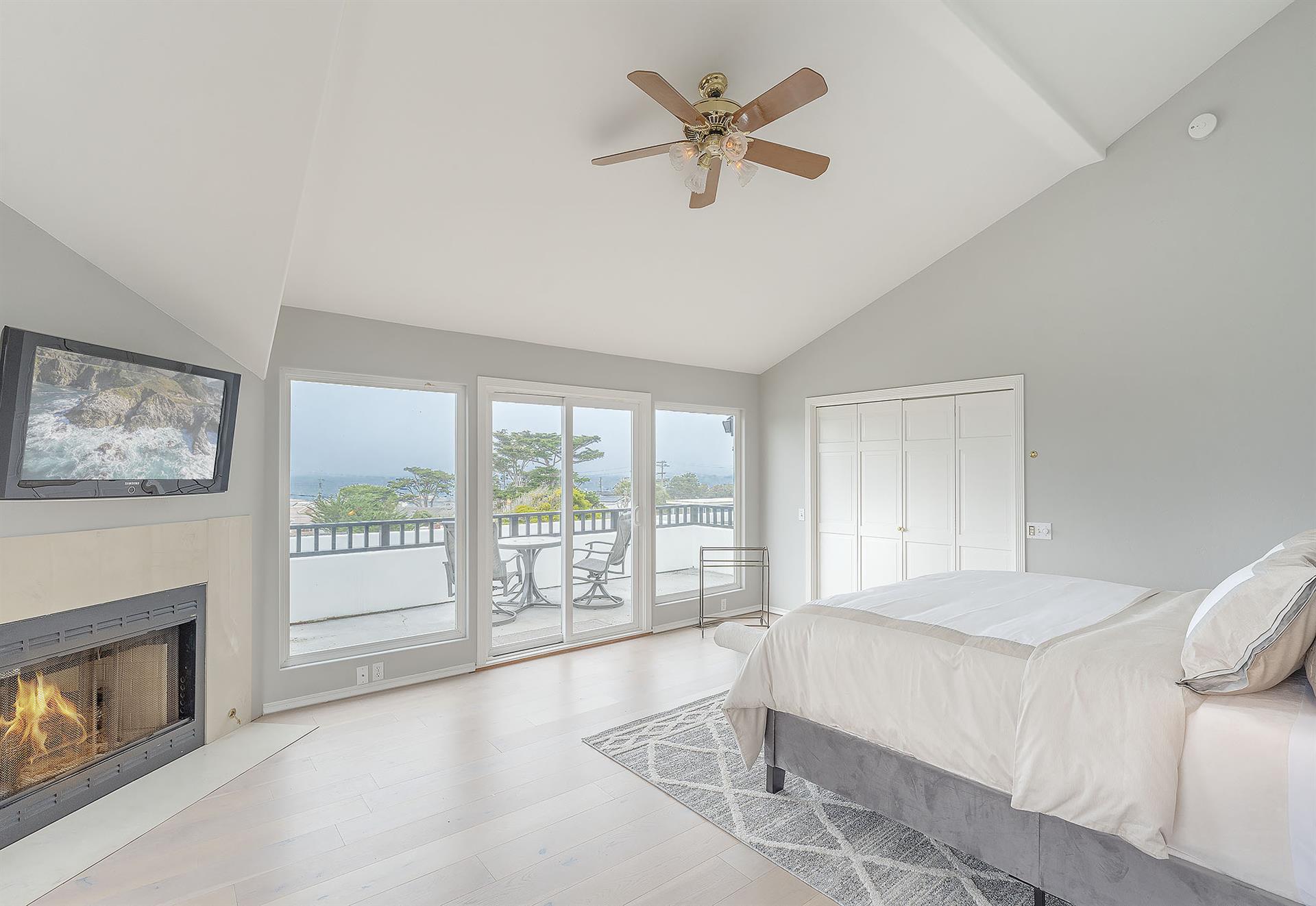 Upstairs, Bedroom 1, King, Fireplace, HDTV, En Suite, Deck