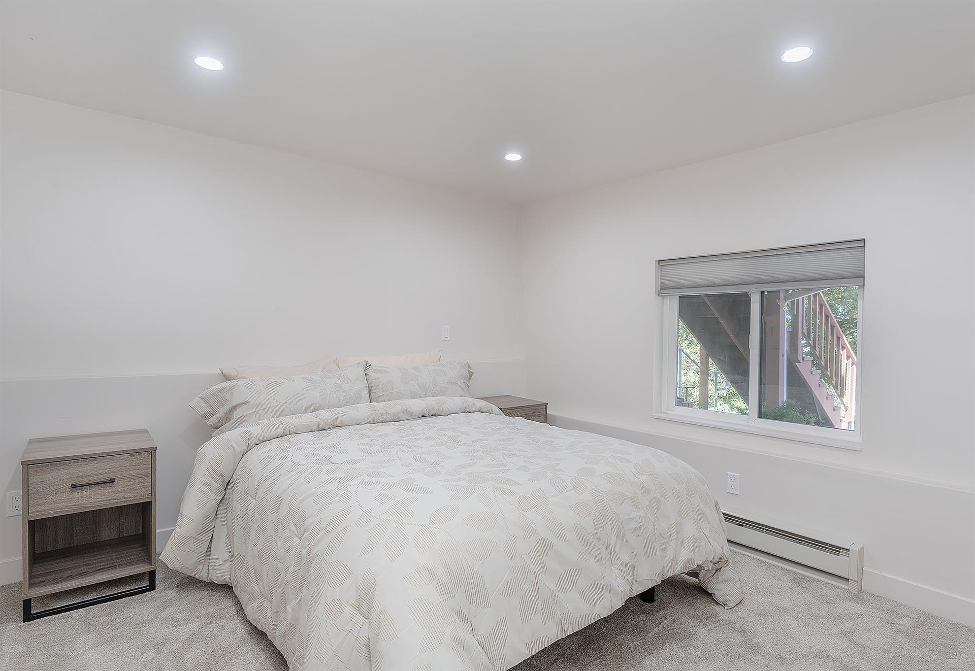 Bedroom has a Queen Bed