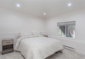 Bedroom has a Queen Bed