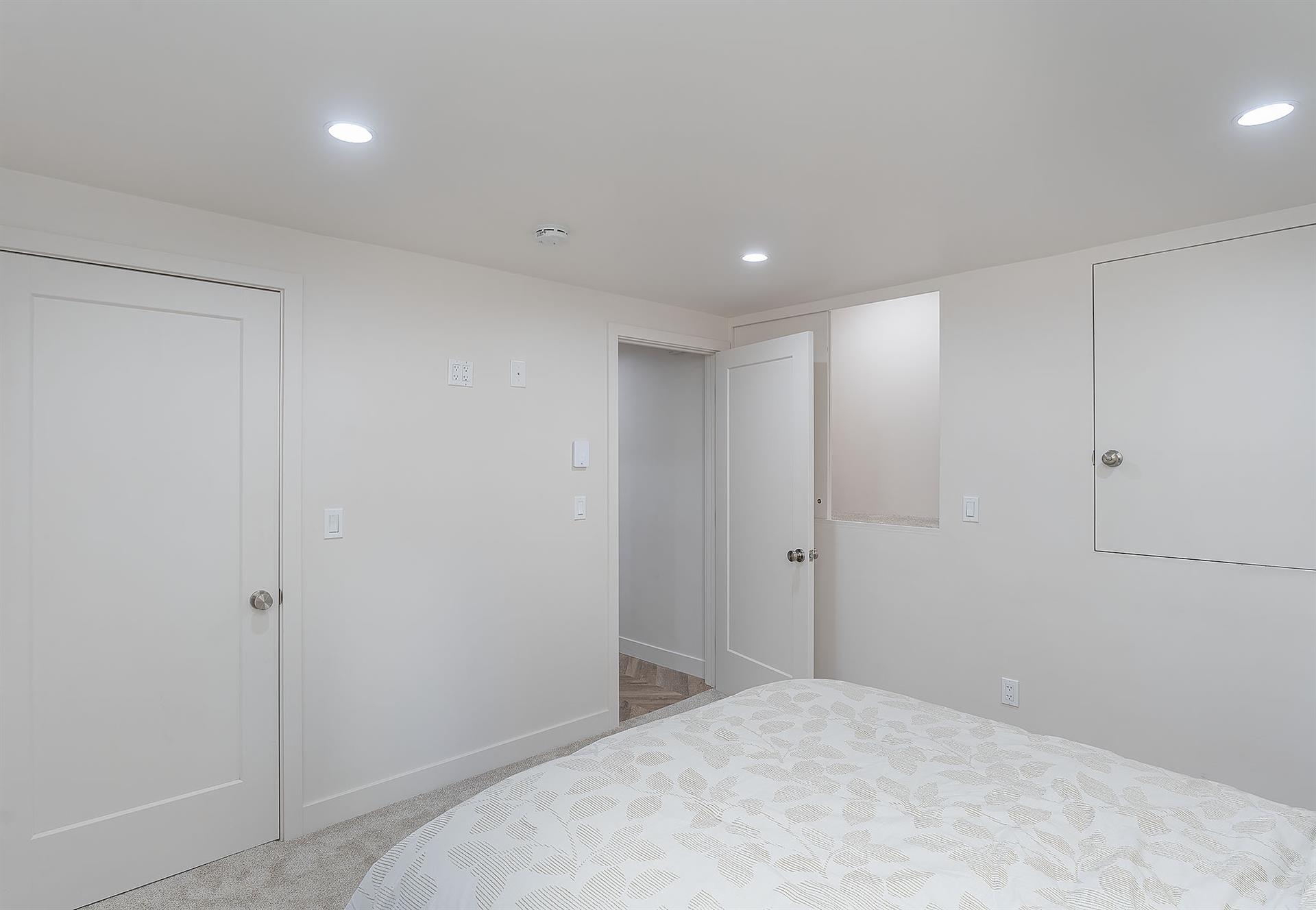 Bedroom has a Queen Bed