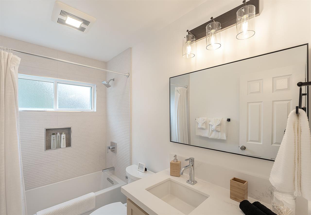 Full Hall Bathroom, Shower Over Tub