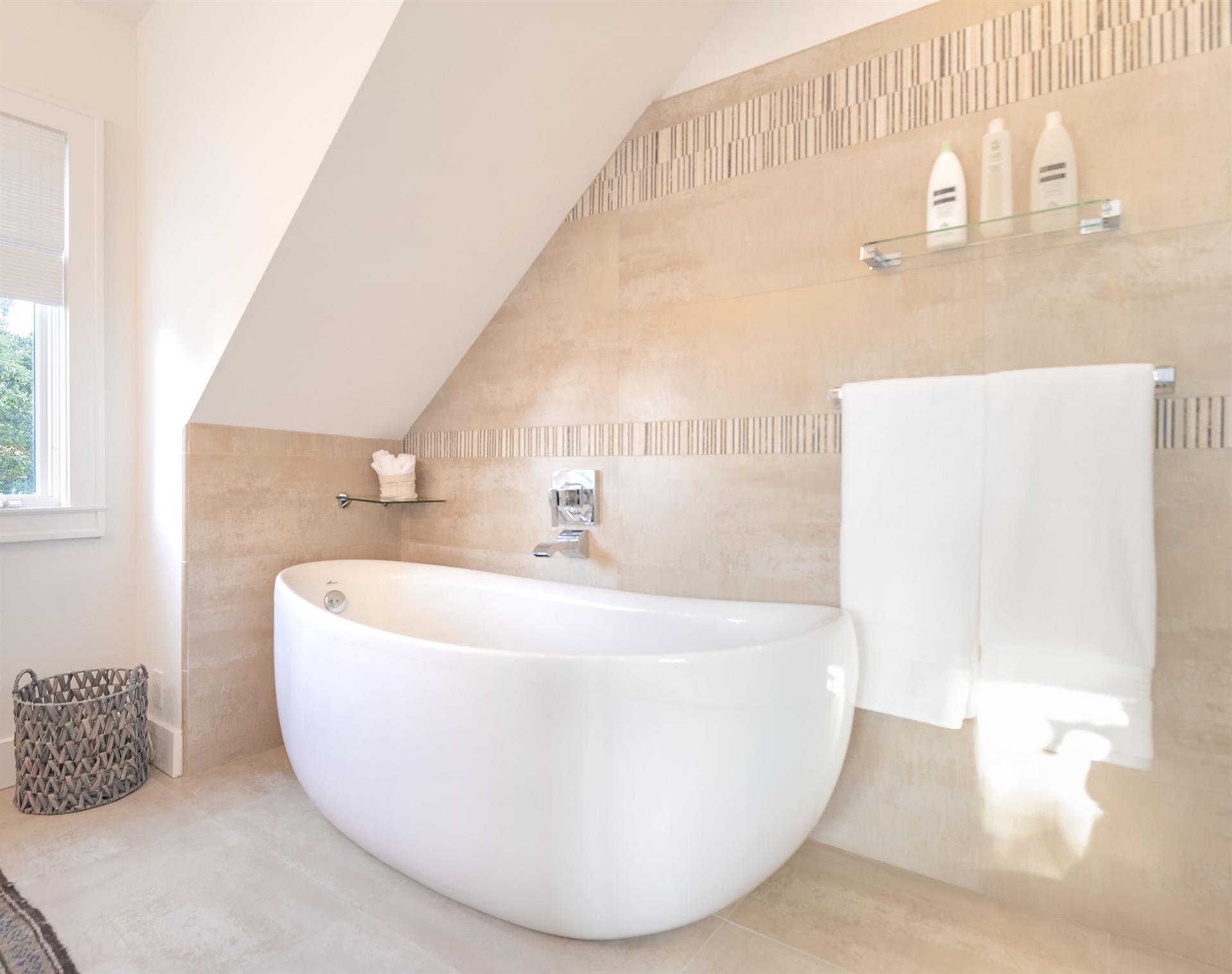 En Suite Bath, 3rd Level