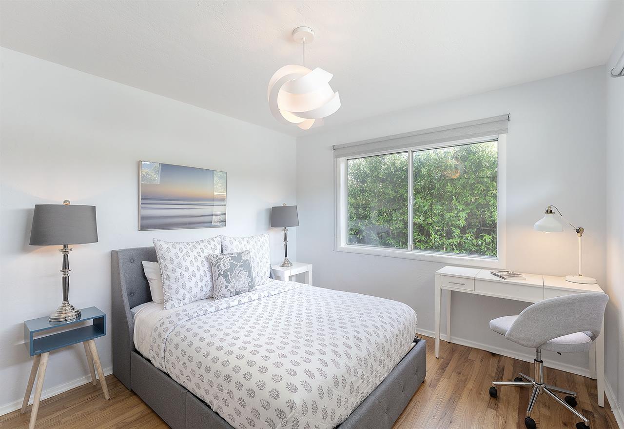 Bedroom 2, Queen Bed, Desk