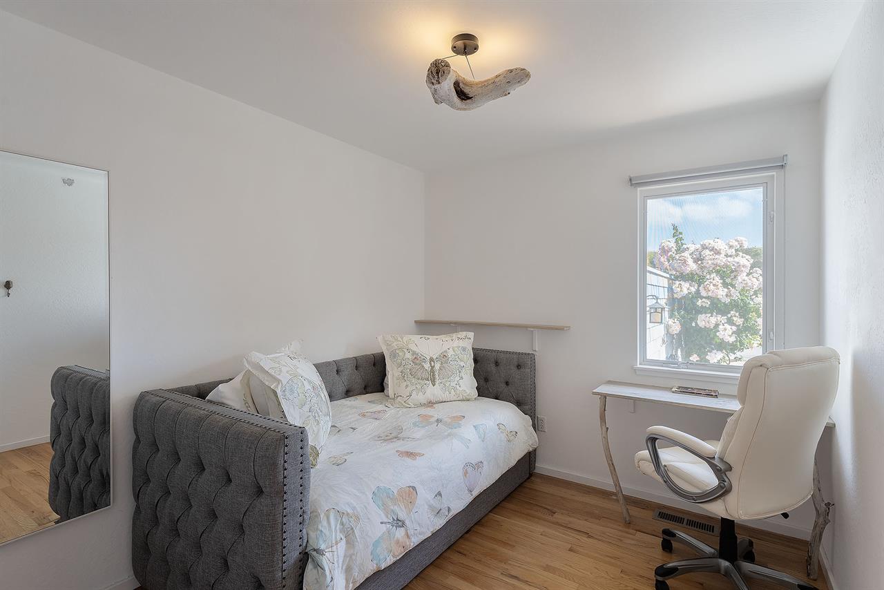 Bedroom 3, Twin DayBed with Optional Trundle, Desk