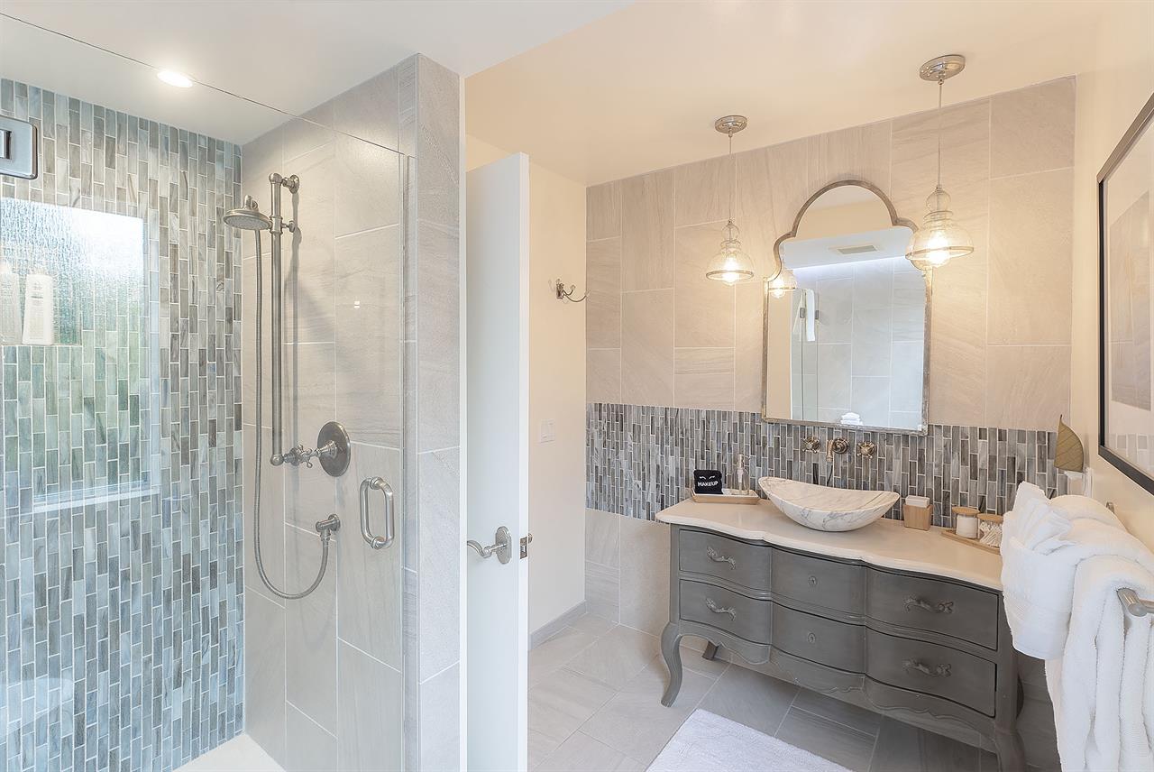 Full Hall Bath with Tiled Shower