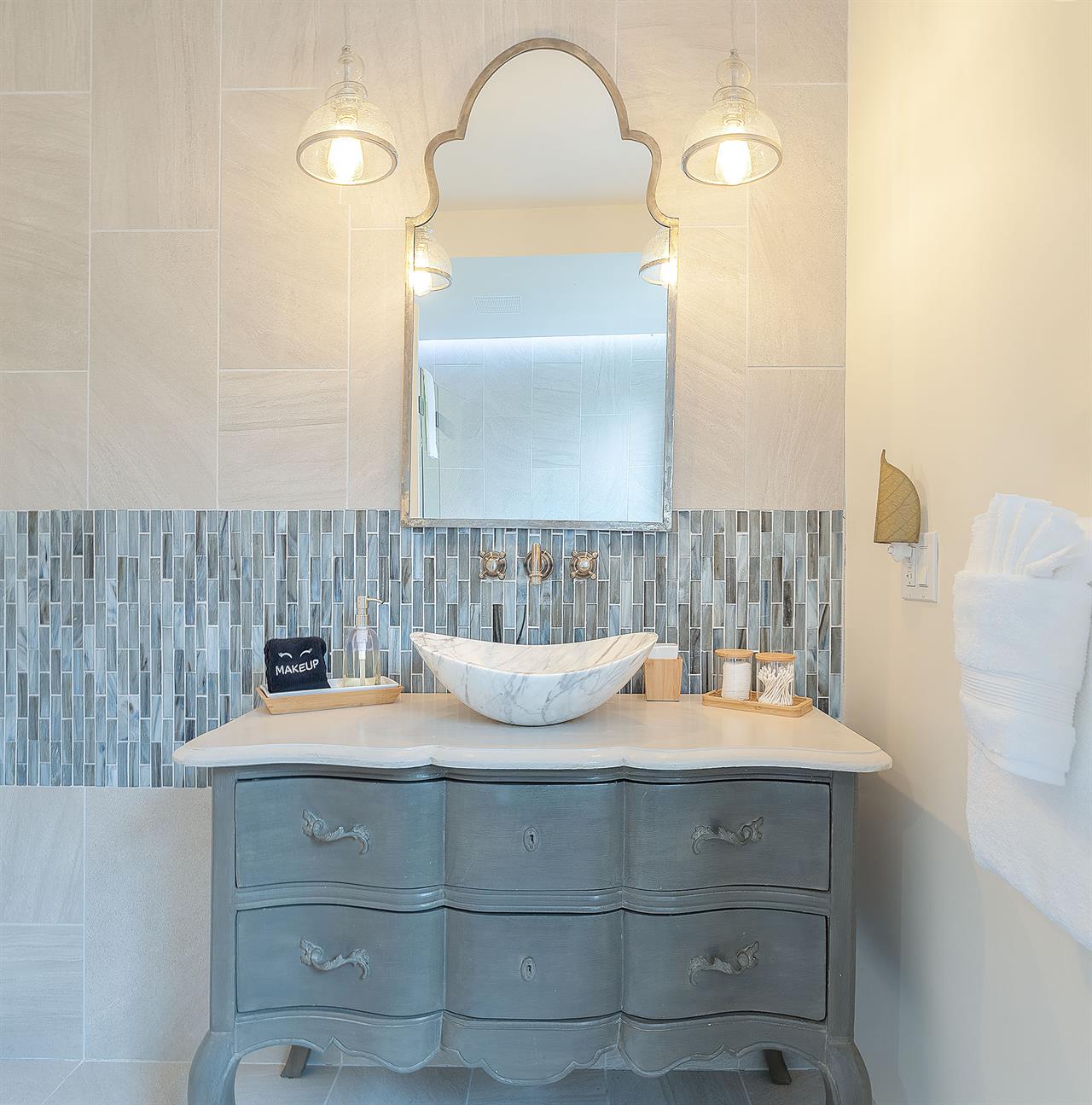 Full Hall Bath with Tiled Shower