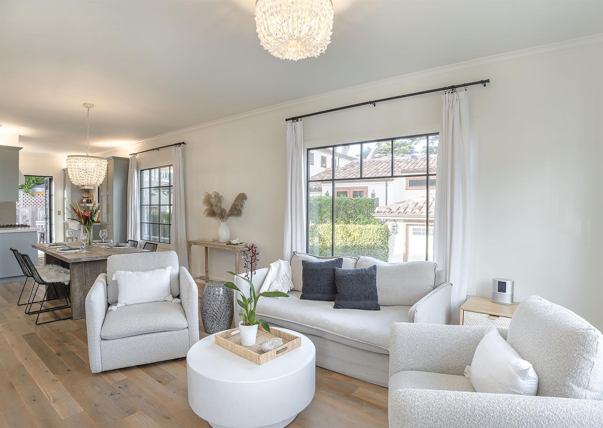 Welcome to Casa Blanca  One House Away from the Bay