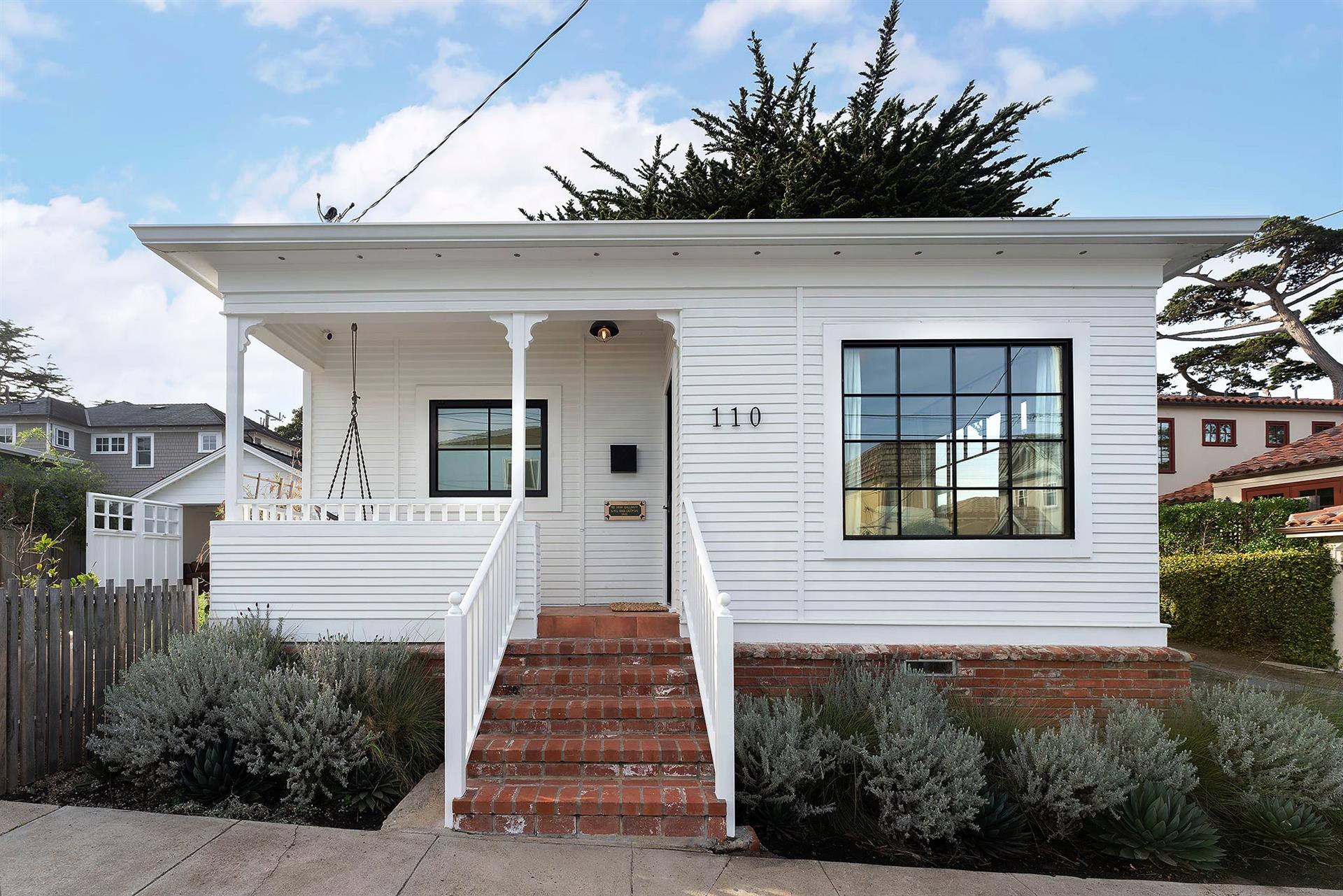 Welcome to Casa Blanca  One House Away from the Bay