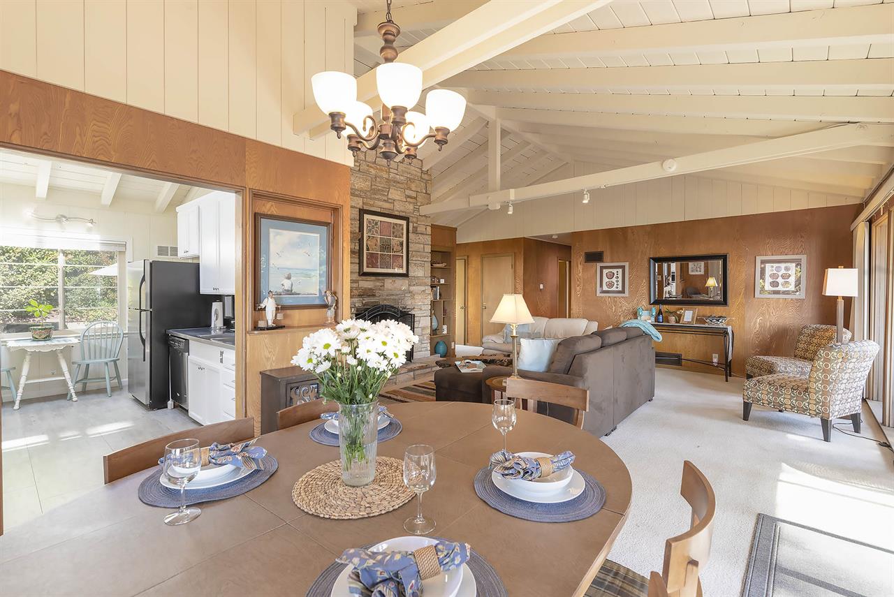 Dining Area seats 6 Guests