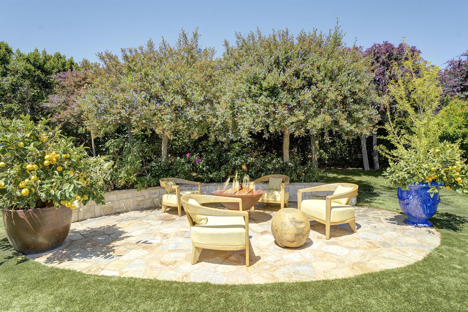 Wonderful Outdoor Living Spaces with Beautiful Landscaping