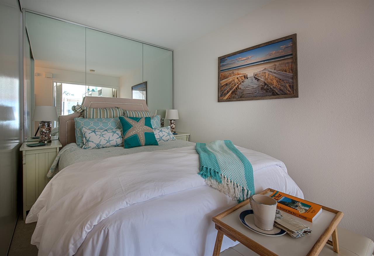 Bedroom has a Queen Bed