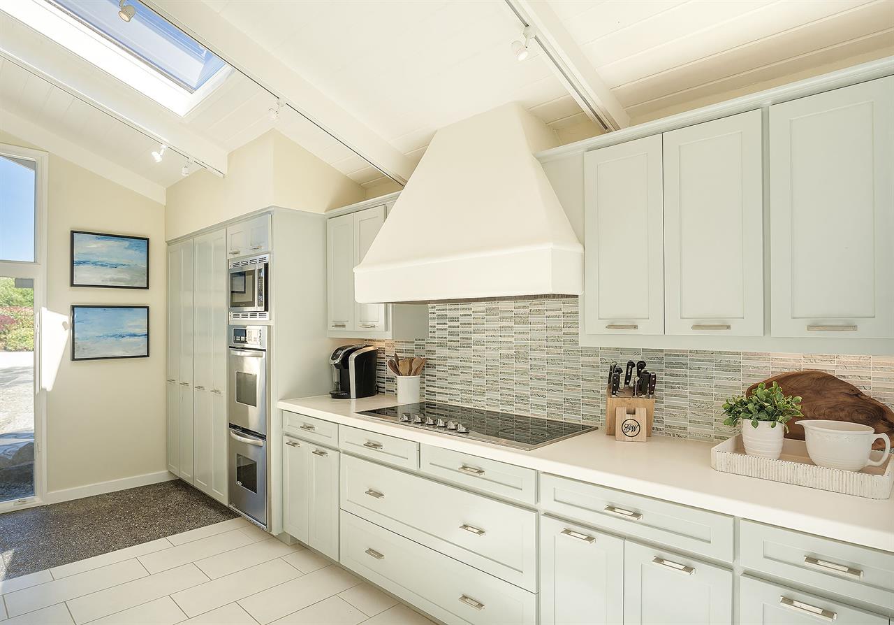 Fully Equipped Gourmet Kitchen