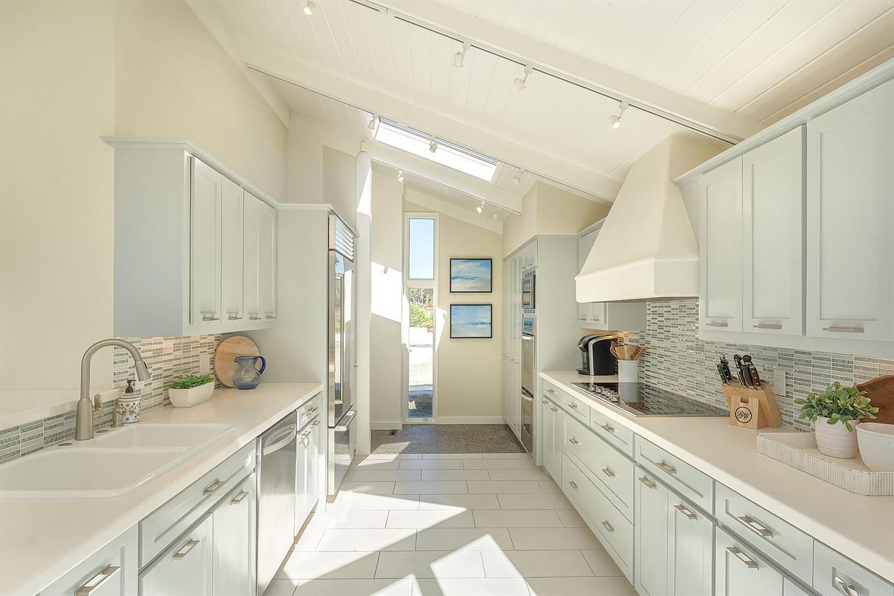 Fully Equipped Gourmet Kitchen