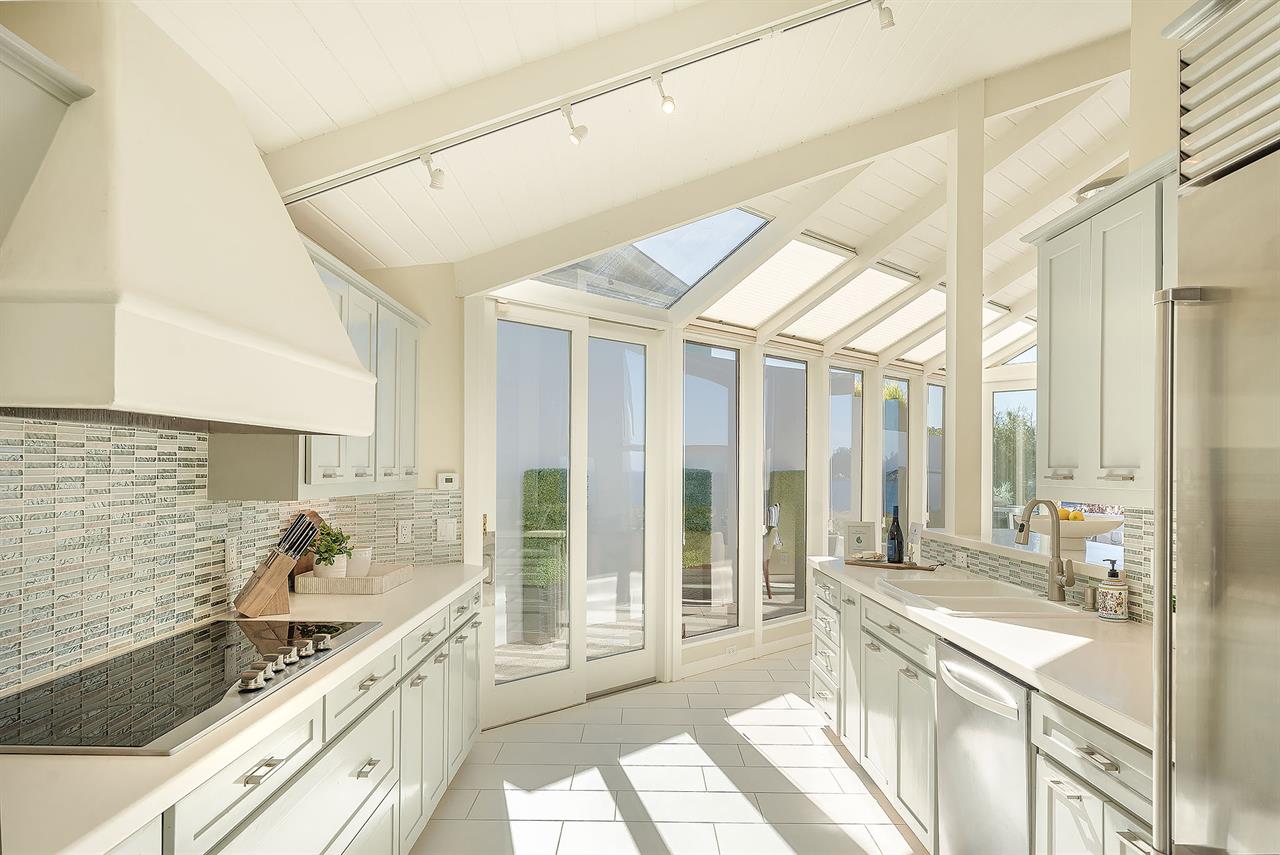 Fully Equipped Gourmet Kitchen