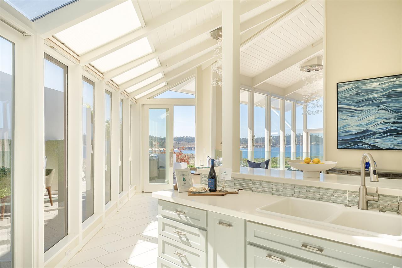 Fully Equipped Gourmet Kitchen