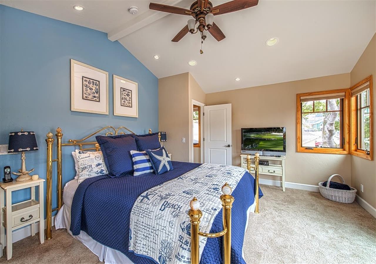 Bedroom 1, Upstairs, King Bed, TV, WalkIn Closet, En Suite