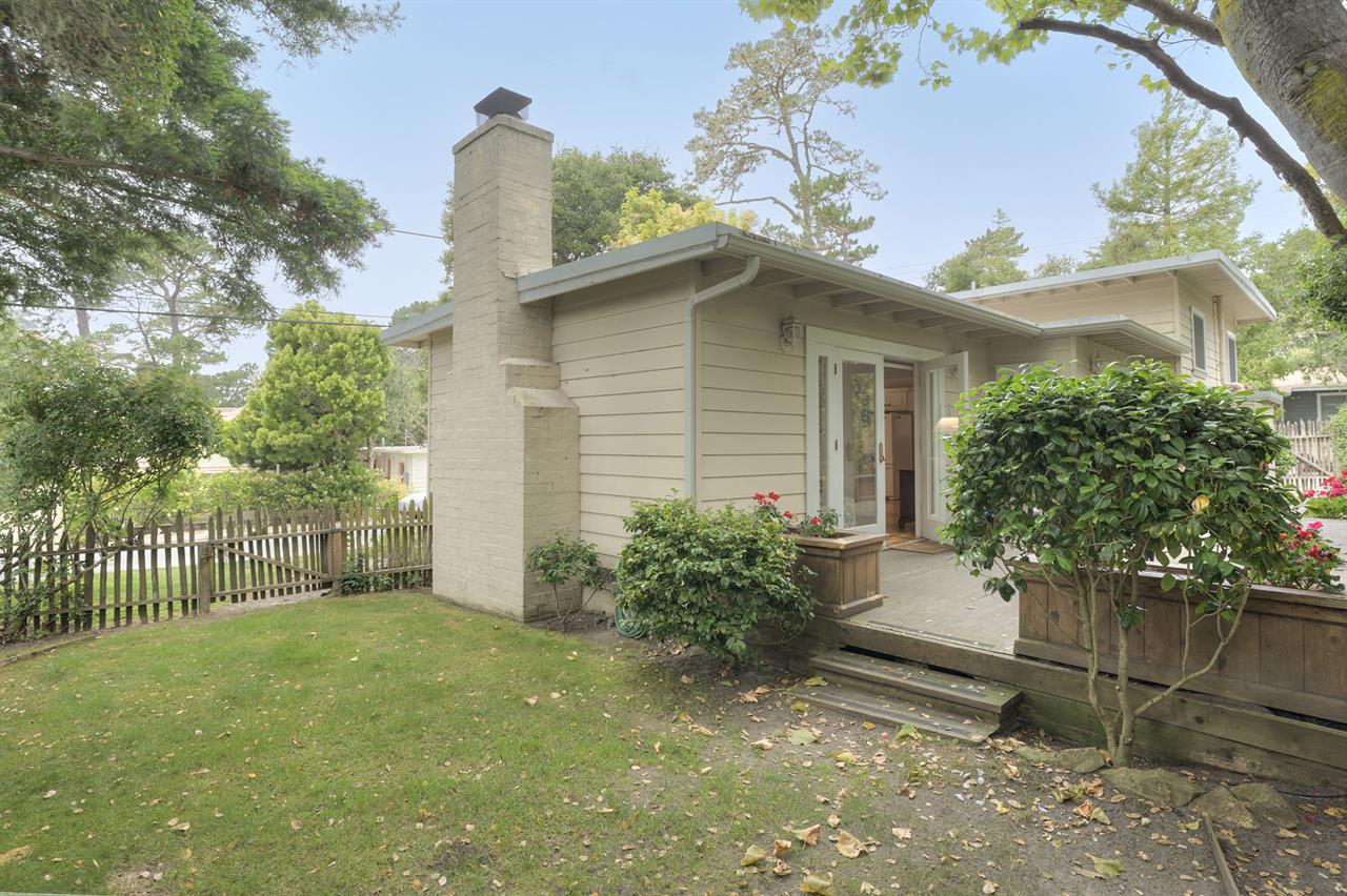 Backyard Deck and FullyFenced Yard