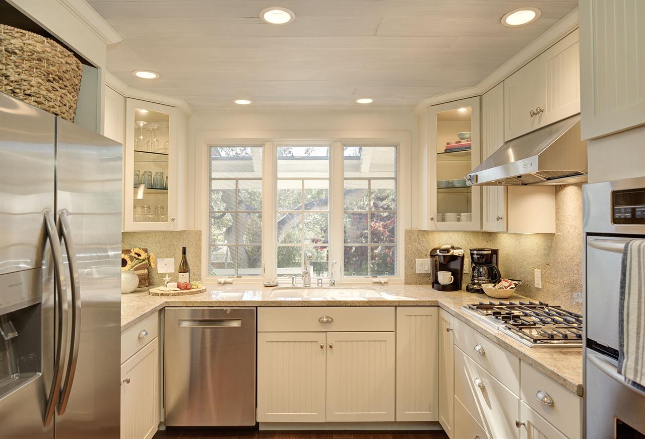 Fully Equipped Gourmet Kitchen