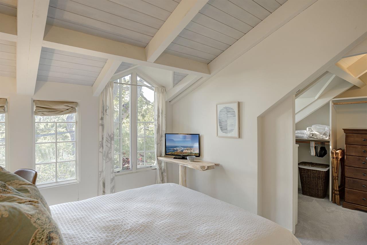 Bedroom 1 has a Queen Bed