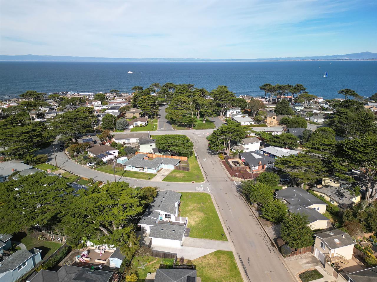 Spacious White House Lower Center  Short Walk to the Ocean