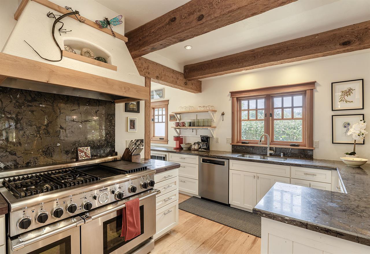 Fully Equipped Gourmet Kitchen