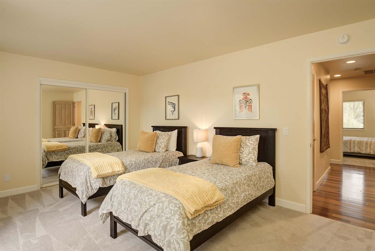 Bedroom 3 has 2 Twin Beds