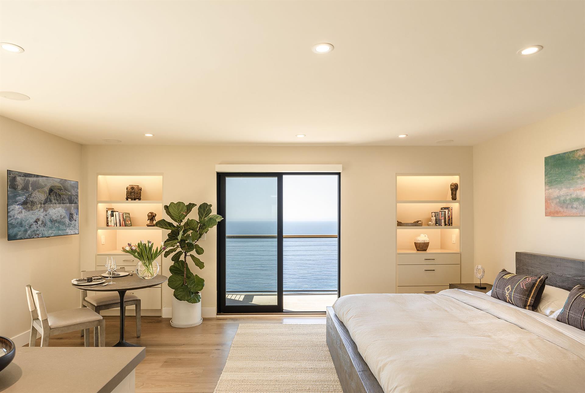 King Bed, Apple TV, Full Ocean View