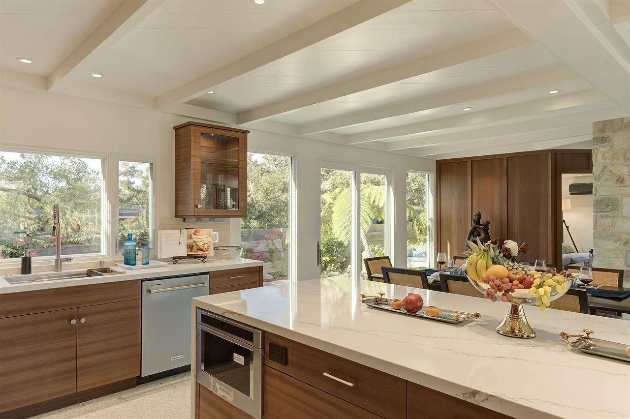 Fully Equipped Gourmet Kitchen