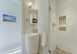 Main Floor  Bathroom 4 has a Shower